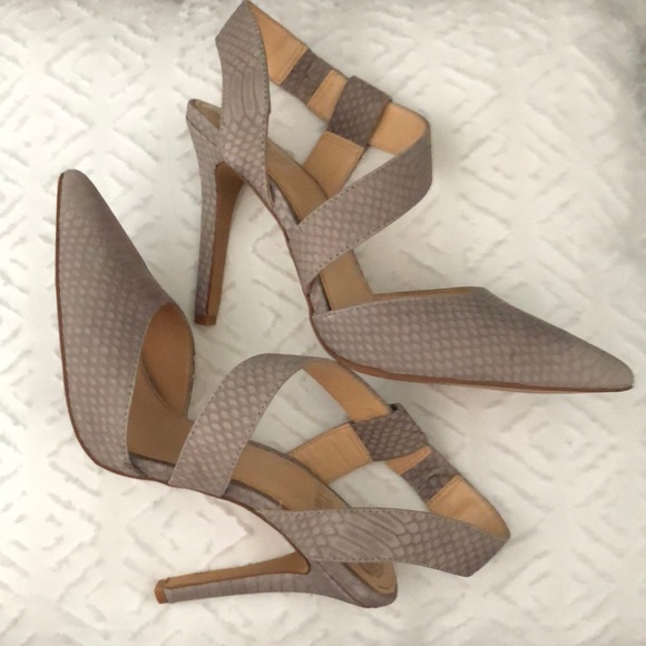 Vince Camuto Gray Heels SZ 8 - Picture 1 of 3